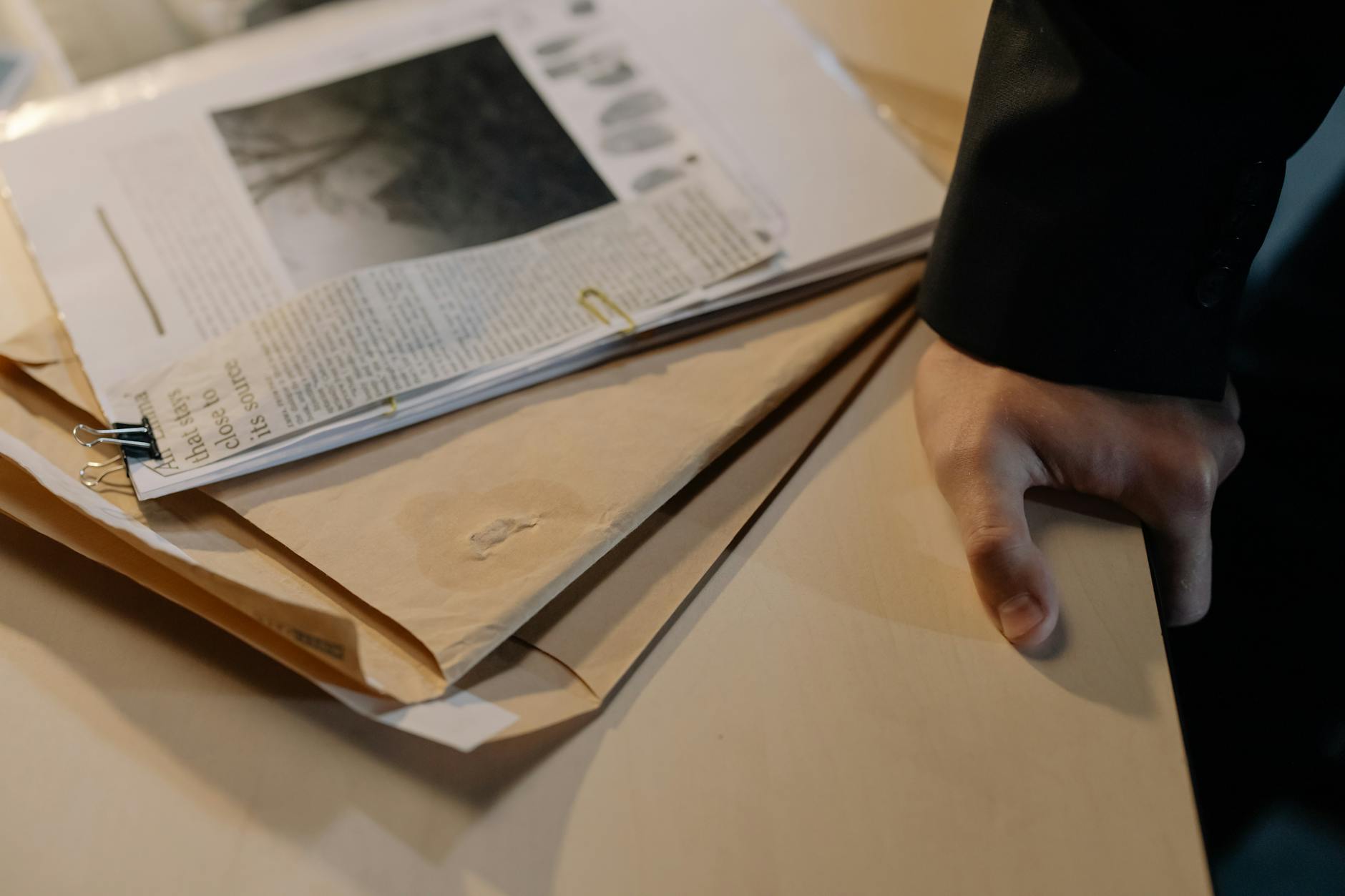 Hand som lämnar in årsredovisning till Bolagsverket i Sverige