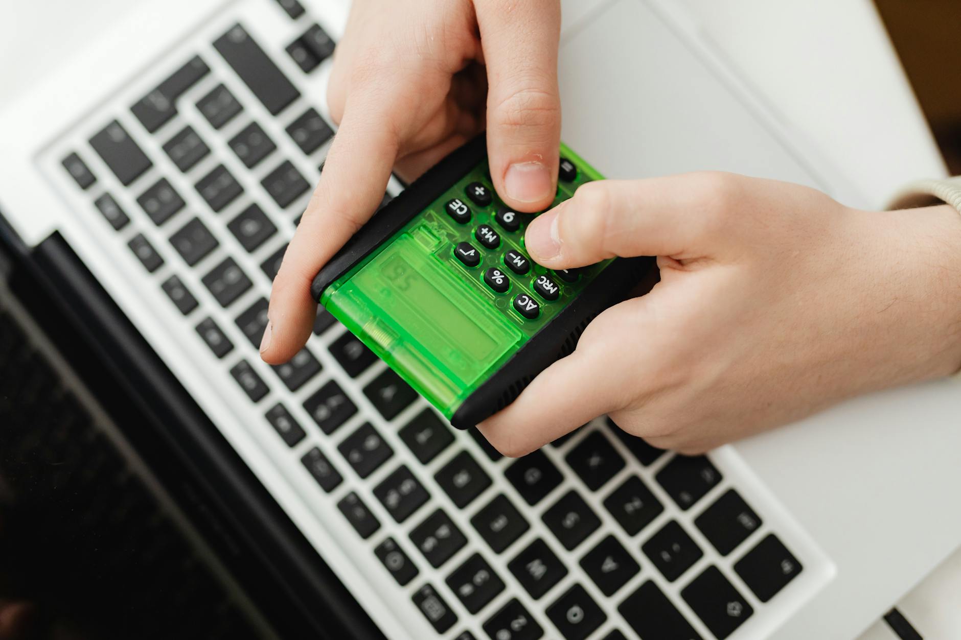 Företag som går från manuellt bokslut med papper till digitalt bokslut på dator