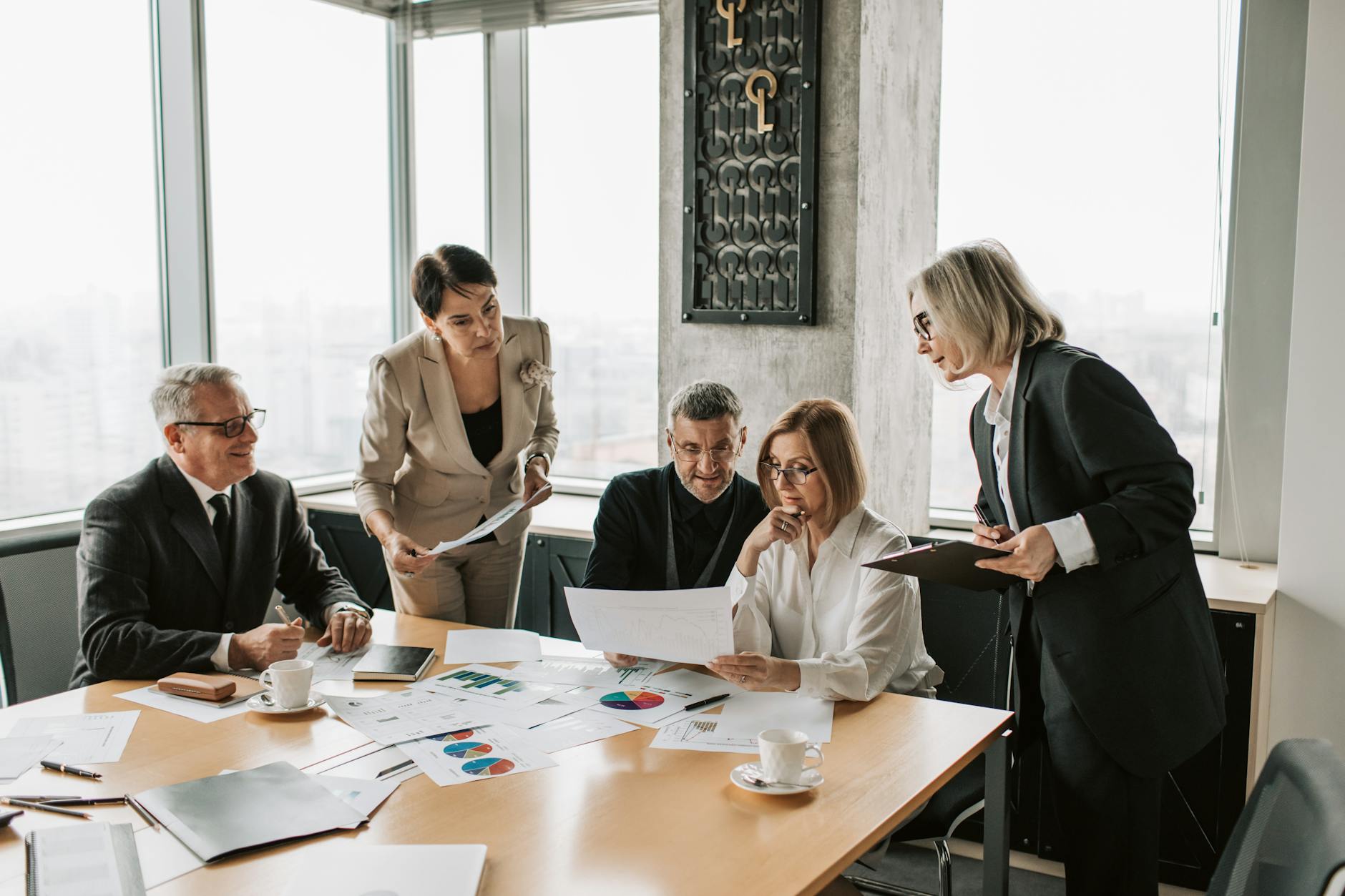 Ett team som organiserar finansiella dokument på ett kontor inför bokslut.
