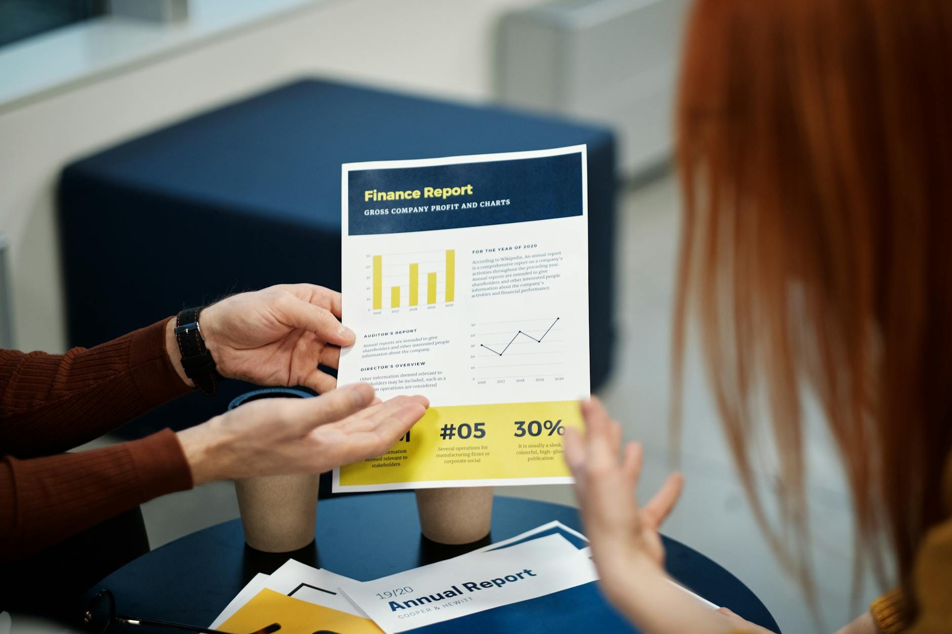 Internredovisning och rapporter på ett företags kontor