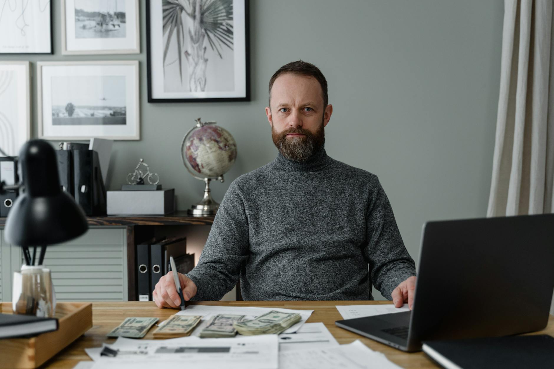 Exempel på kontoplan och bokföringsdokument för svenska företag, med tydlig kontostruktur och pärm.