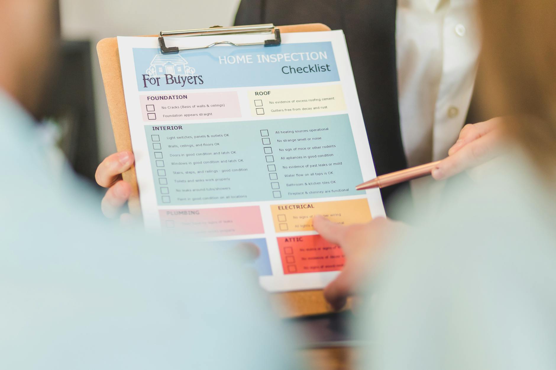 Hand som gör avstämning av avskrivningar i en checklista inför bokslut.