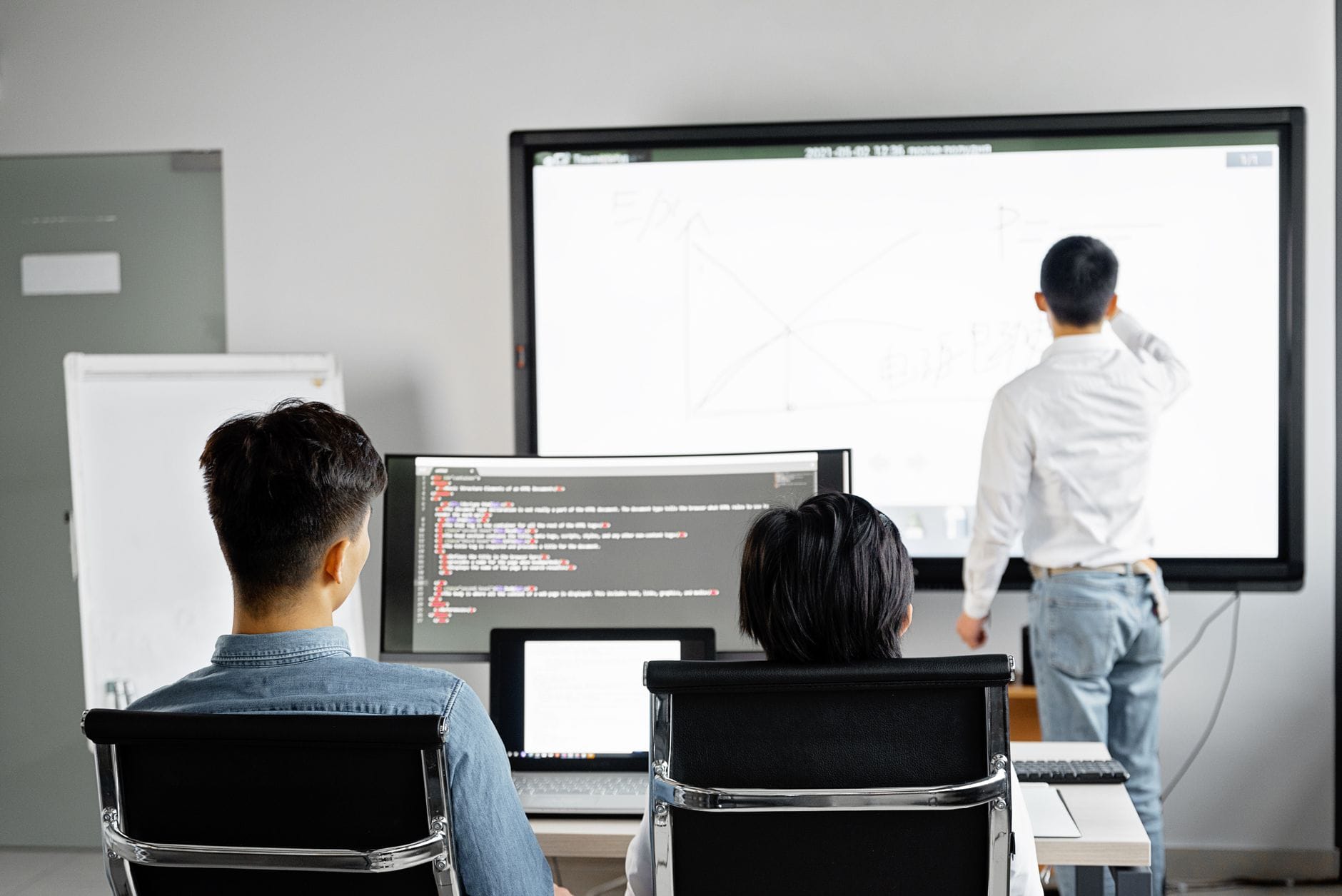 Utbildning av kollegor i digitalt bokslutssystem på kontor.
