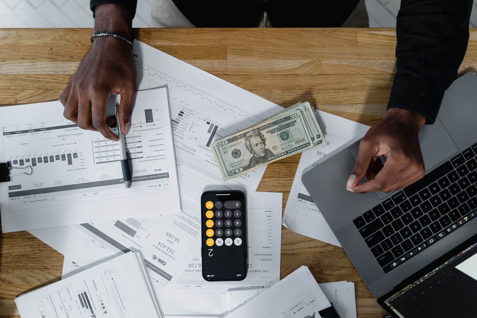 Jämförelse mellan K3 och IFRS 16 i leasingredovisning på laptop